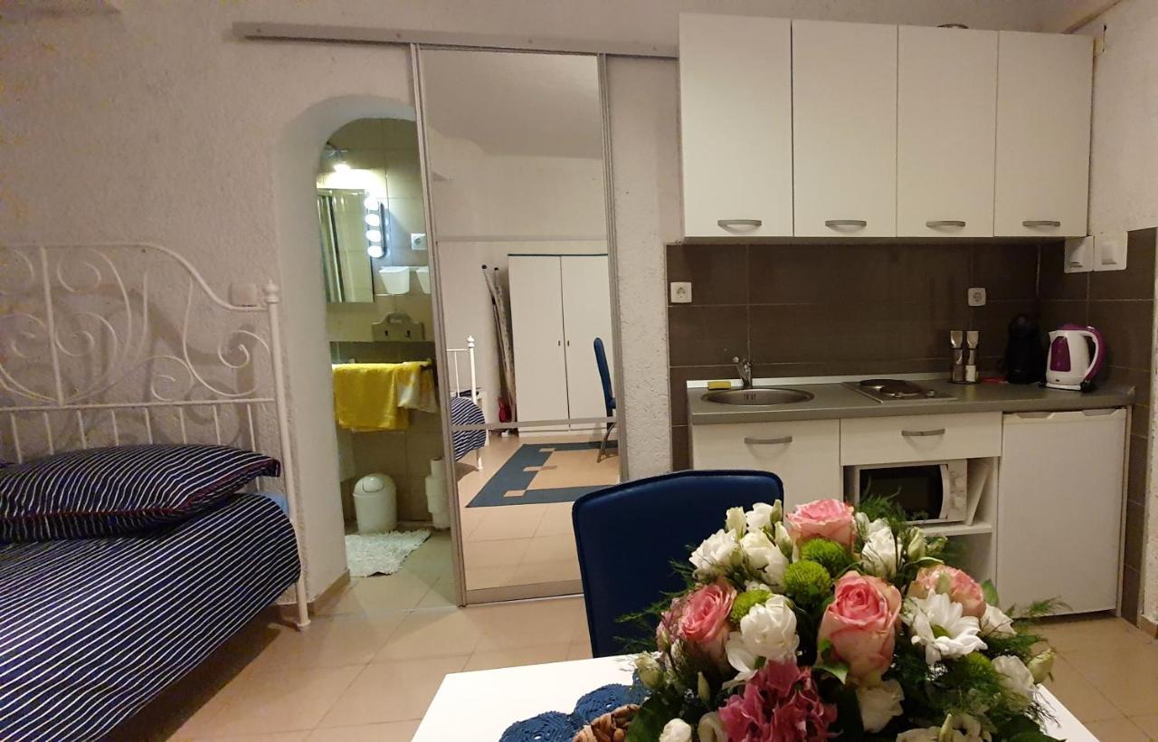 Apartment Dora *