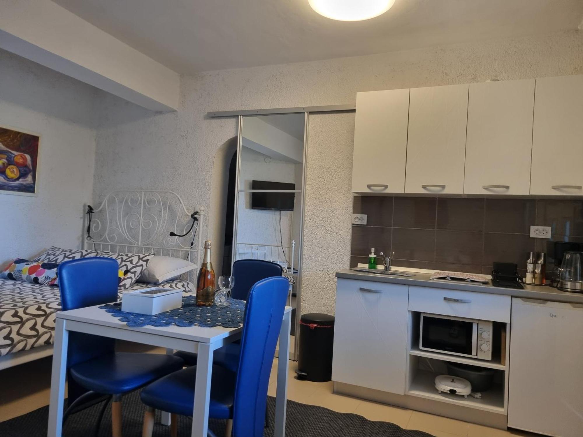 Dora Apartment *