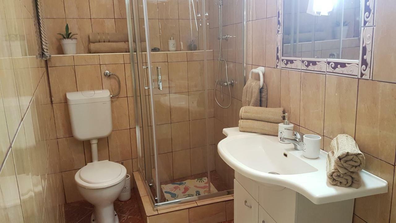 Dora Apartment *